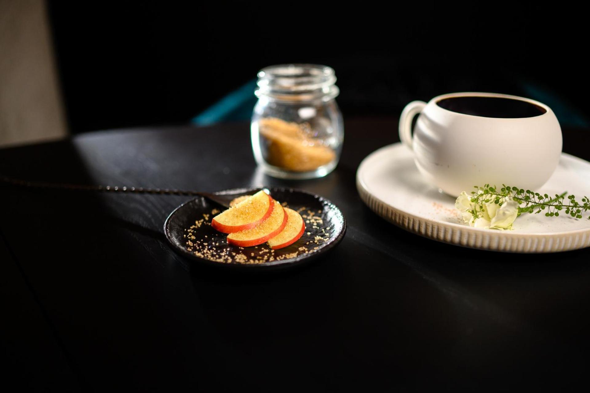 Pullman Riga Old Town Hotel Luaran gambar A cup of coffee with a jar of sugar and a plate of lemon