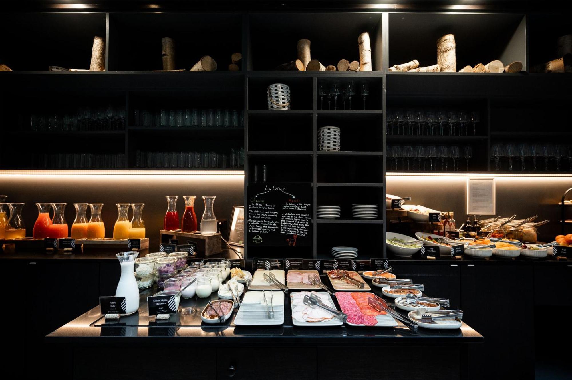 Pullman Riga Old Town Hotel Luaran gambar A buffet at a restaurant