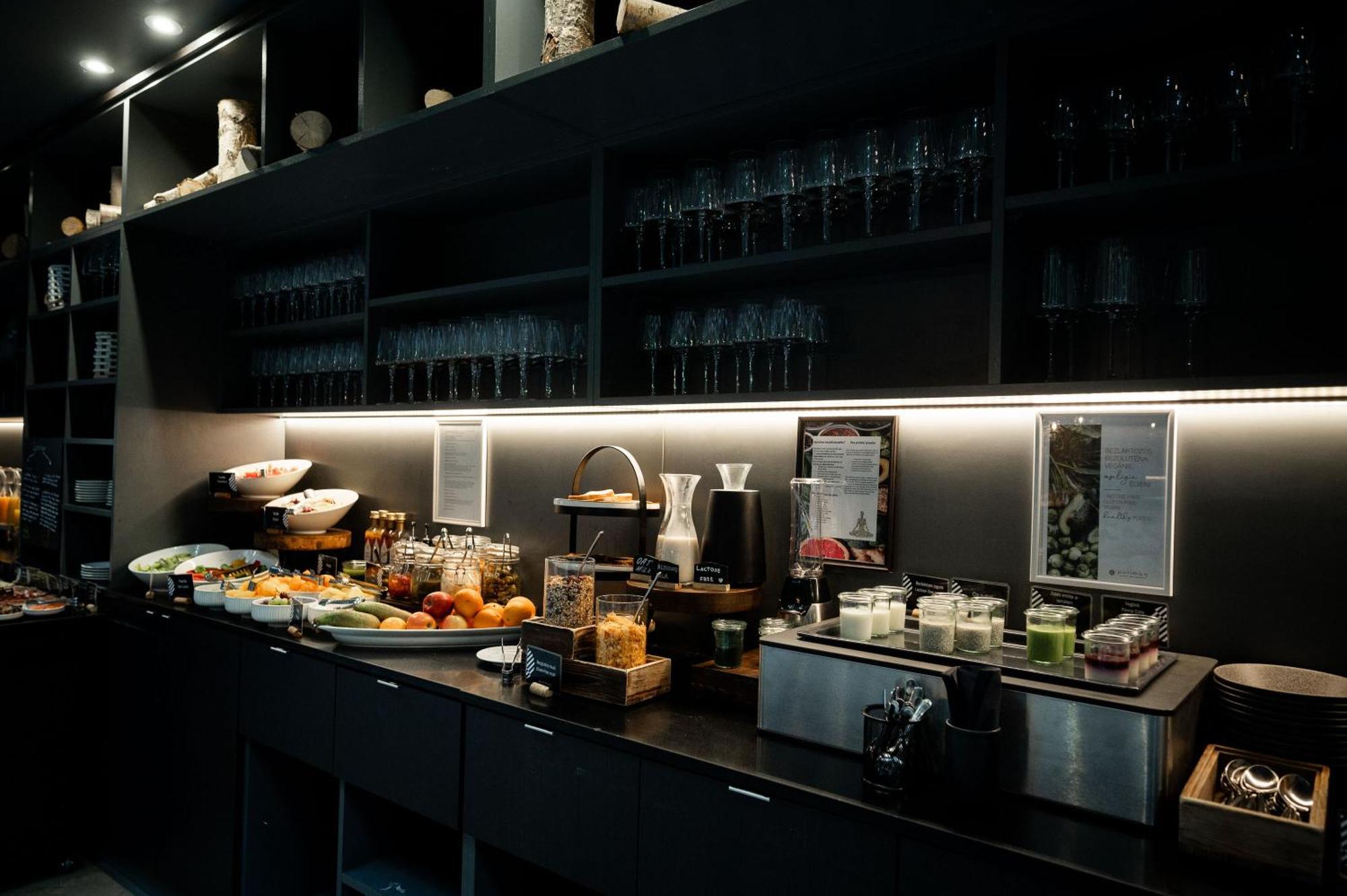 Pullman Riga Old Town Hotel Luaran gambar The buffet at the lounge