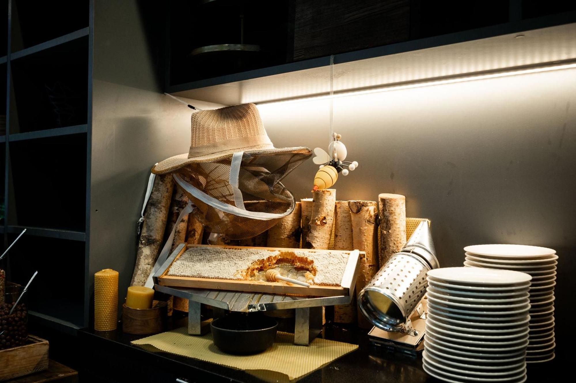 Pullman Riga Old Town Hotel Luaran gambar A display of a whole duck at a restaurant