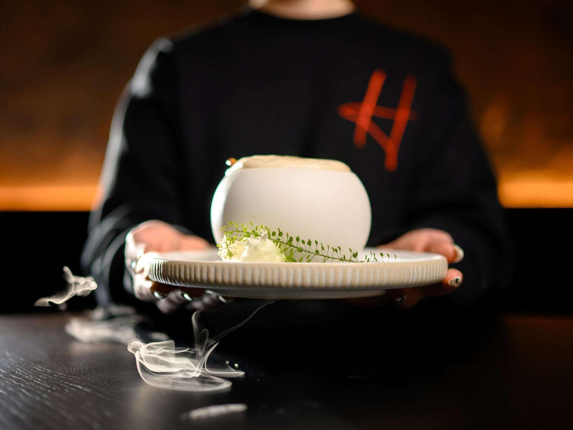 Pullman Riga Old Town Hotel Luaran gambar A waiter serving a dish at the restaurant