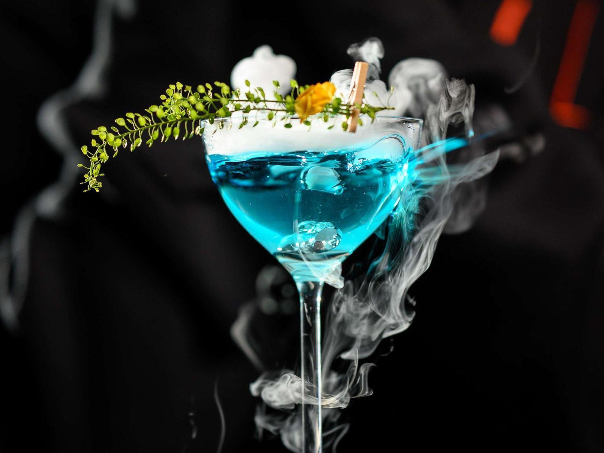 Pullman Riga Old Town Hotel Luaran gambar A cocktail prepared with liquid nitrogen