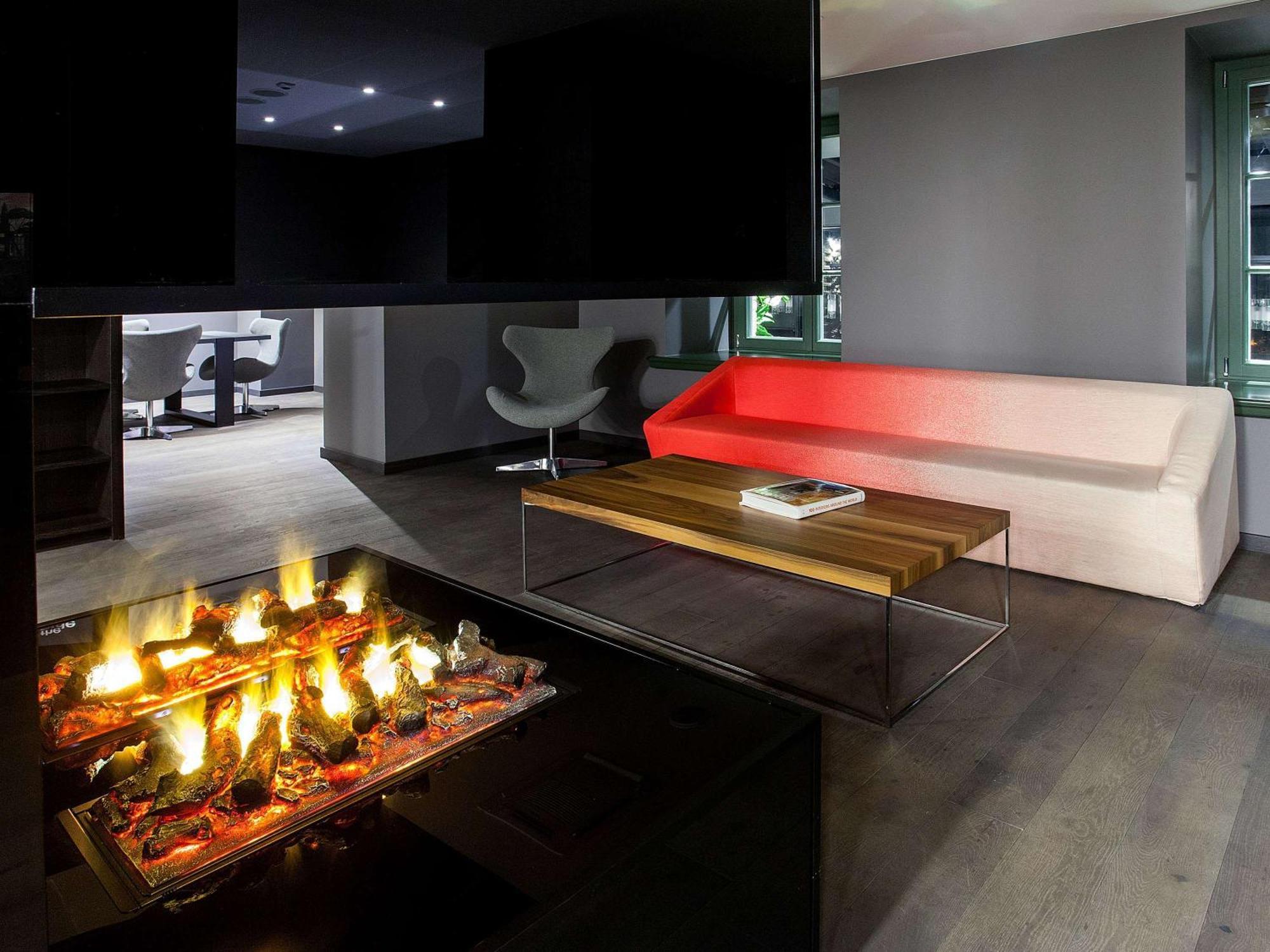 Pullman Riga Old Town Hotel Luaran gambar A fireplace with a suspended TV