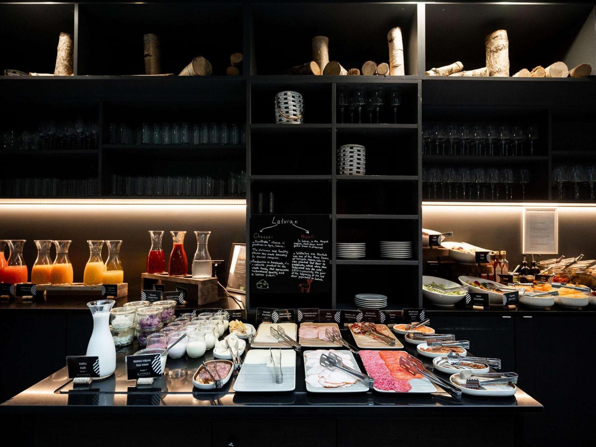 Pullman Riga Old Town Hotel Luaran gambar A buffet at a restaurant