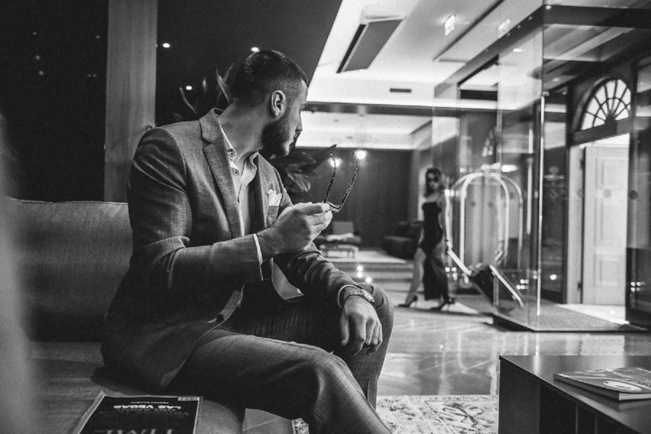 Pullman Riga Old Town Hotel Luaran gambar A man using a mobile phone